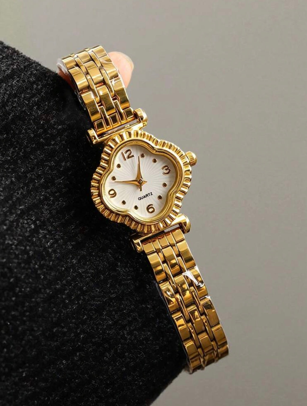 Relógio Trevo Dourado Off White Banho 18k