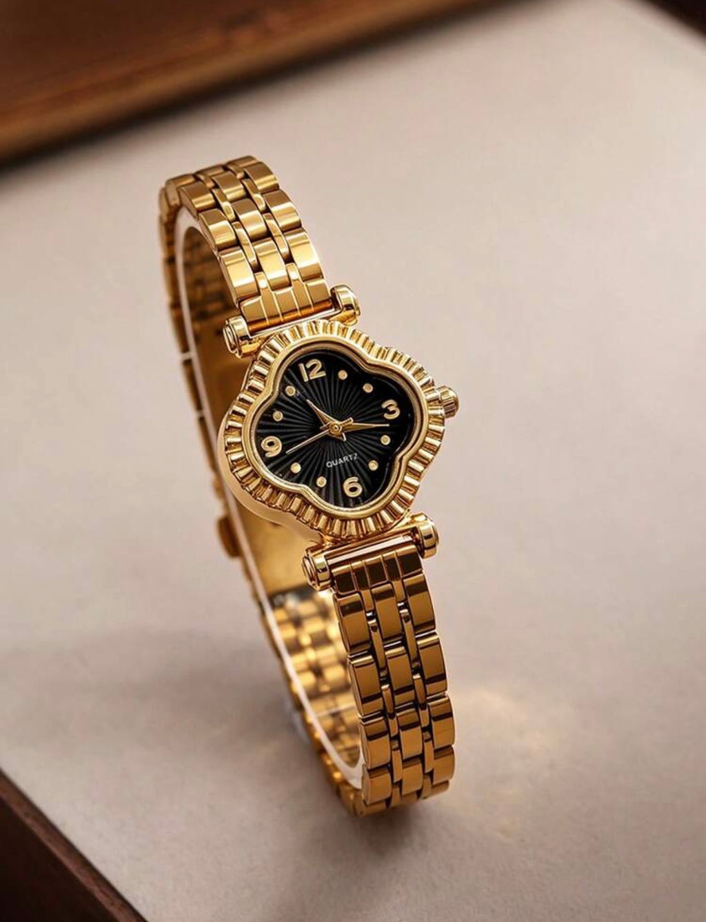 Relógio Trevo Dourado Black Banho 18K