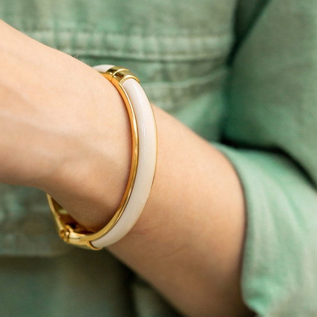 Bracelete Metálico com Acrílico Banhado a Ouro