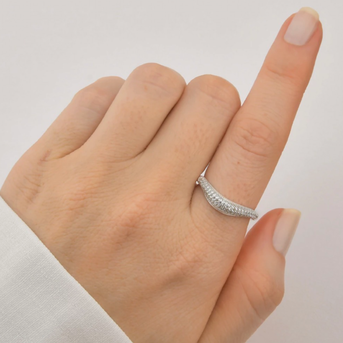 Anel Ondulado em Prata 925 com Zircônias Cravejadas