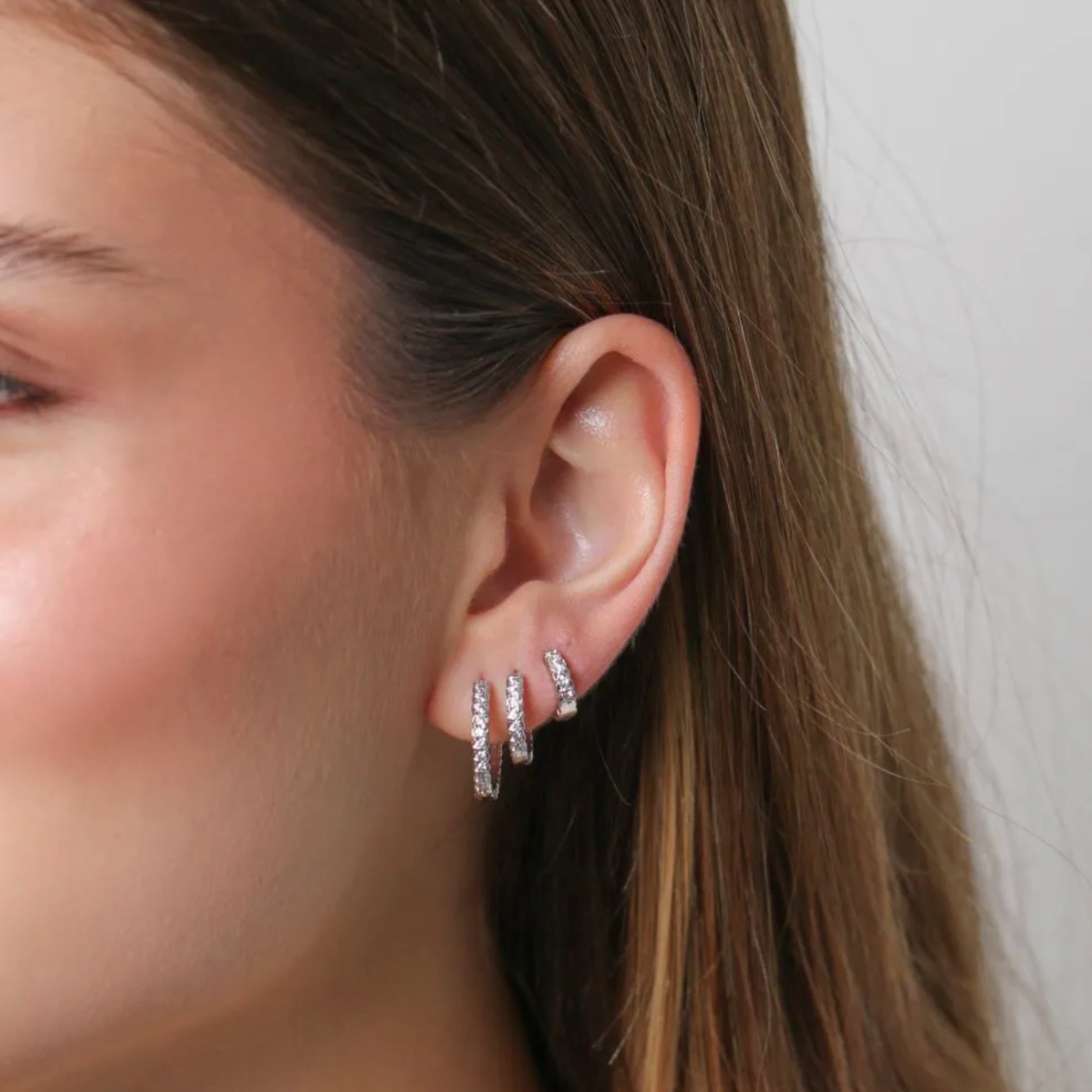 Trio de Argolas Finas Cravejadas em Ródio Branco