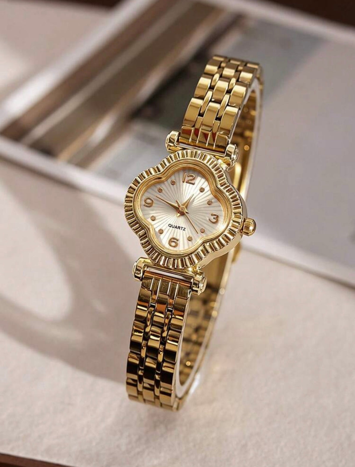 Relógio Trevo Dourado Off White Banho 18k
